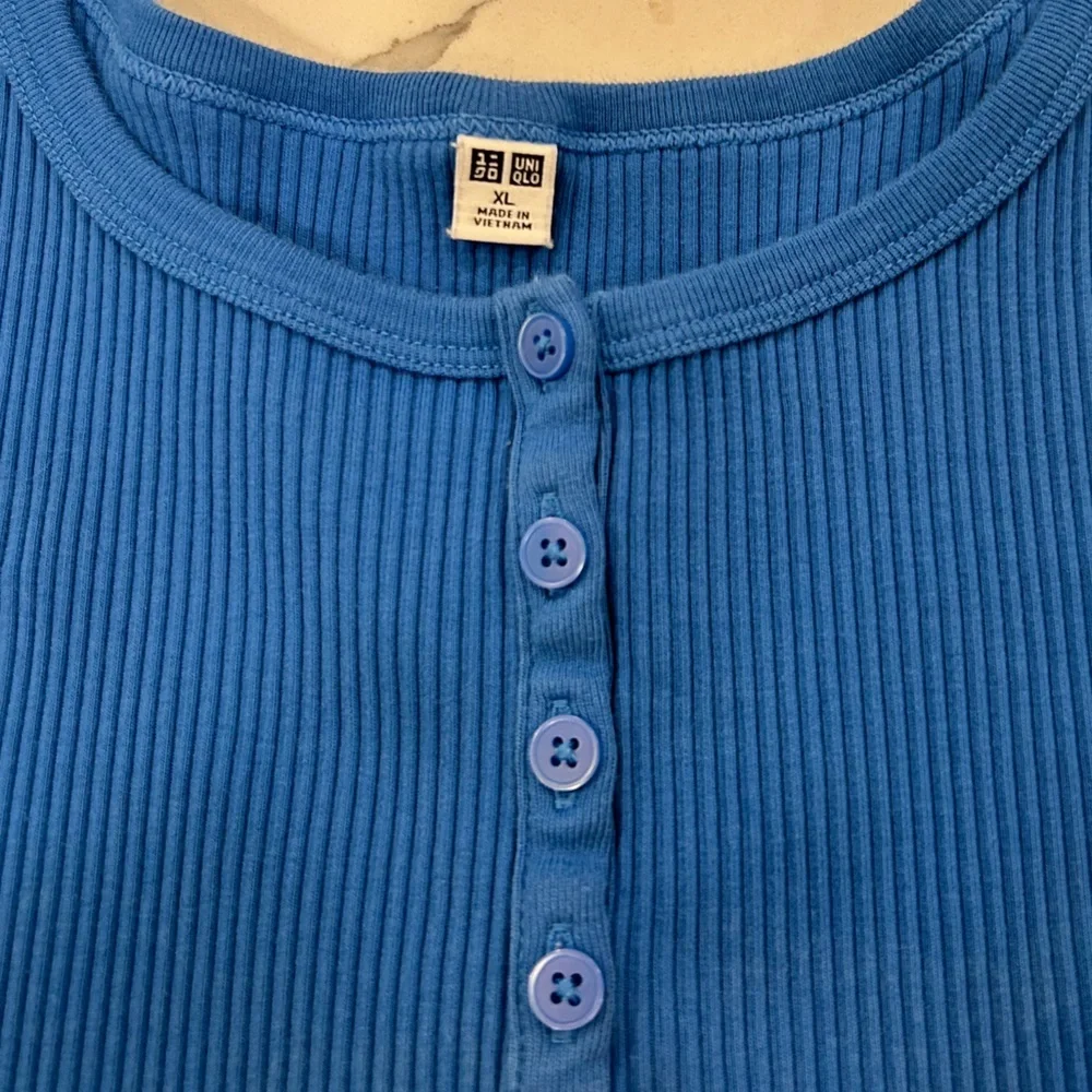 Women’s Uniqlo crop Henley tank size xl - Picture 2 of 7